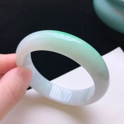 新疆和田玉且末糖料俏色巧雕观音挂件 菩萨吊坠