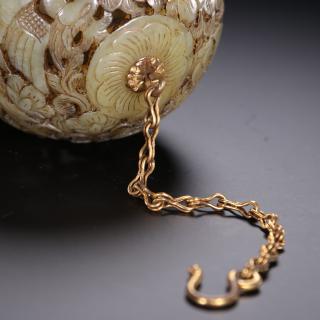 明 和田玉包金镂雕凤鸟花卉纹香球 规格:直径7.2cm重166.8克