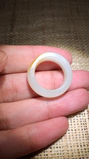 新疆和田玉纯天然洒金皮籽料戒指,内径16.5mm,宽7.6mm,厚4mm,重4.7g