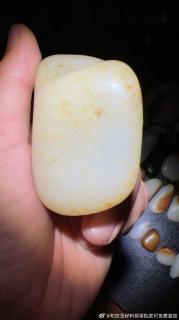 收藏款新疆和田玉籽料原石,独籽无修型,一个天然的手把件 真皮真色洒