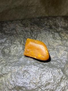 和田玉黄沁籽料,天然真皮,天然无修,籽型饱满,玉质细腻温润,颜色自然